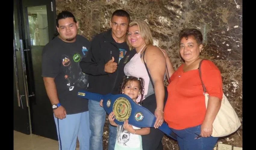 El santeño Eric Castro está feliz porque el día de la pelea lo apoyarán su esposa, Gladys Chávez; su hija, Ericka, su tía María Luz Escobar  y su primo Gerson Cáceres. 