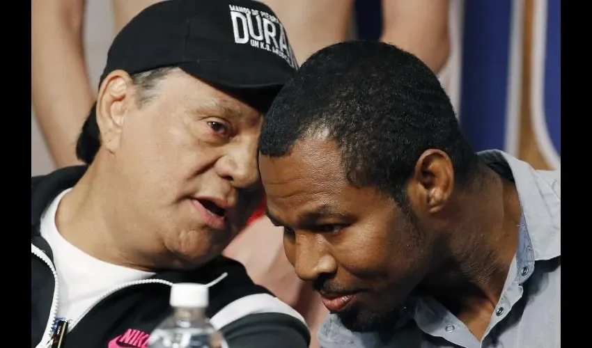Durán (izq.) brindó grandes consejos a Mosley. AP