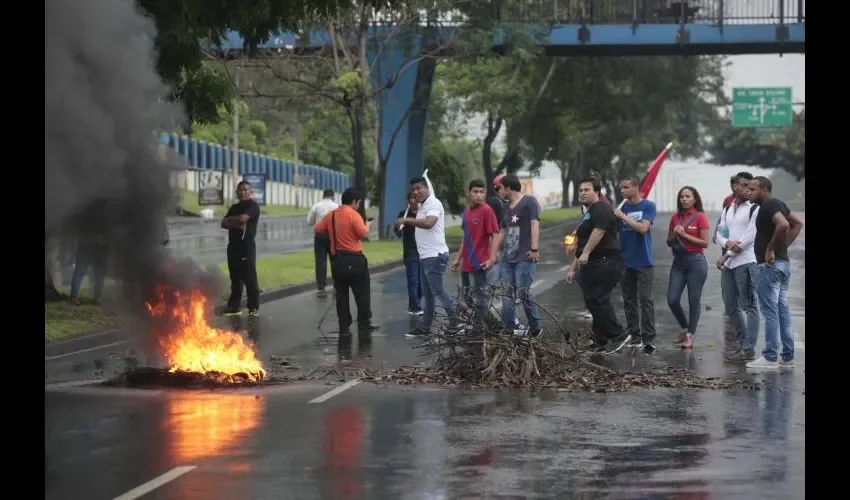 Universitarios cerraron la Transístmica a las 12:00 m.d. y a las 3:30 p.m. llegaron las unidades antidisturbios. Víctor Arosemena