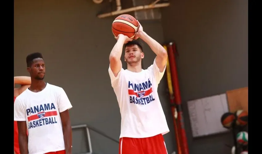 Eugenio Luzcando IV entrenó ayer con la preselección en la cancha de baloncesto de Power Club de la 12 de Octubre.  Anayansi Gamez
