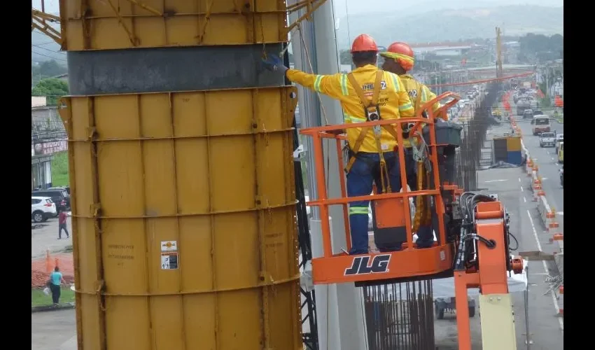 50 vigas 'U' , donde descansarán las vías férreas han sido fabricadas. Se necesitan 1,510 para toda la línea.  Fotos: Jesús Simmons