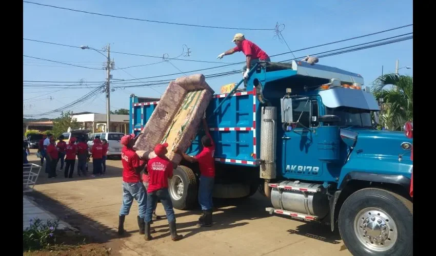 Trabajadores de la junta comunal recogieron y botaron todo lo que se mojó. Foto: Jesús Simmons