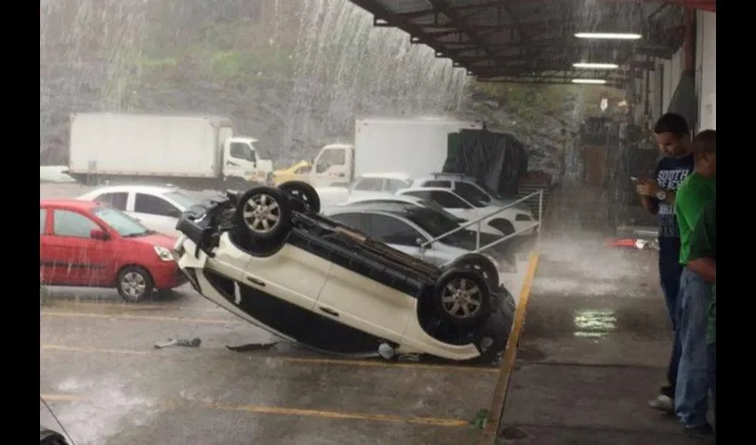 El viento lo volcó. 