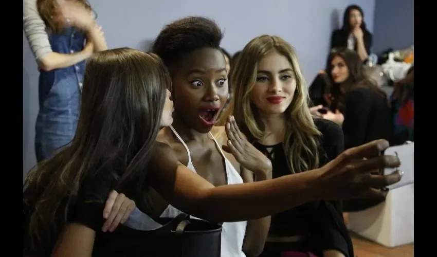 Michelle Obama, Beyoncé, Naomi Campbell, ¿cómo lo consiguen? Dos palabras: mucho iluminador. Debes aplicarlo en el tabique, la parte alta de los pómulos, el centro de tu frente y barbilla.