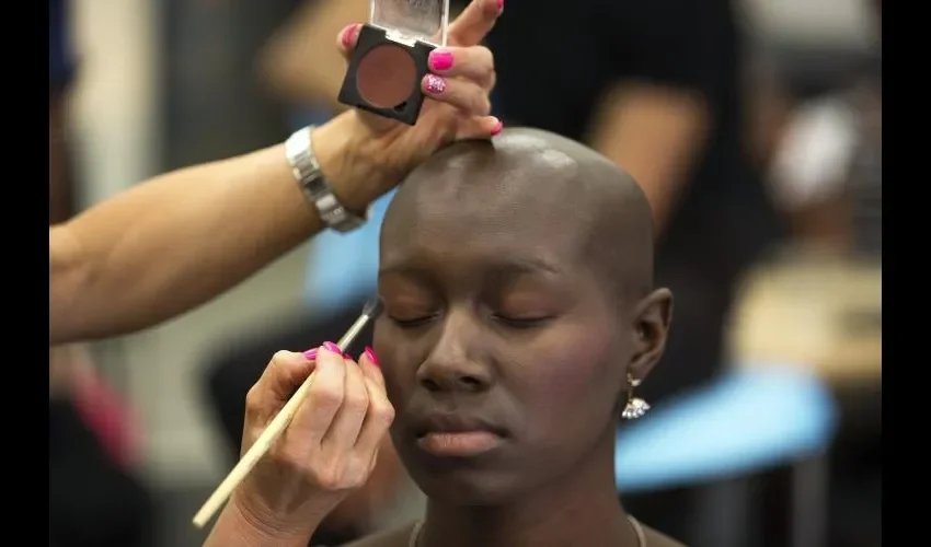 "Y si no tienes mucho tiempo para maquillarte, aplícate labial de color intenso, un rojo nunca falla", recomendó Tuñón, sobre los beneficios de esta tez.