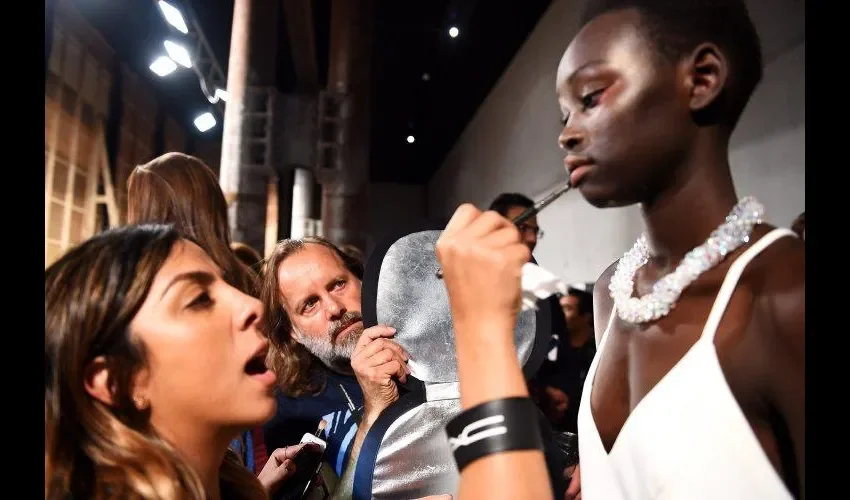 La tendencia actual es de las cejas espesas, así que hay que aprovechar para llevarlas con un color marrón o negro, preferible.