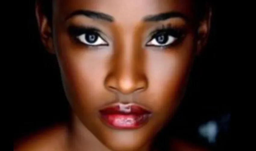 El negro siempre es buena opción, pero se puede usar un rímel azul noche, púrpura oscuro, o un marrón para iluminar la mirada.