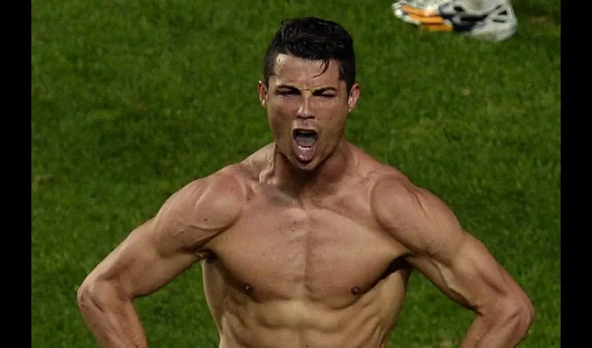 Cristiano Ronaldo nunca duda de mostrar su trabajado cuerpo, así como lo hizo en la final de la Liga de Campeones de 2014, precisamente ante el Atlético de Madrid.  Foto: AP