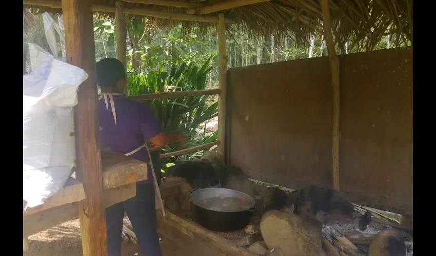En la única escuela de Bajo Bonito todavía se cocina con el método tradicional.