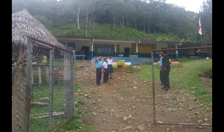 La escuela de Bajo Bonito cuenta con una matrícula de 104 estudiantes. Tiene primaria y secundaria.