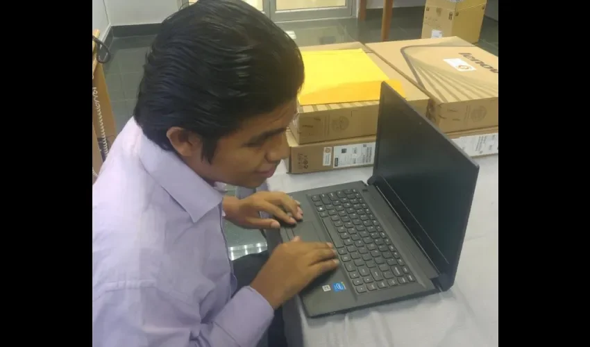 Tienen computadoras para los estudiantes.