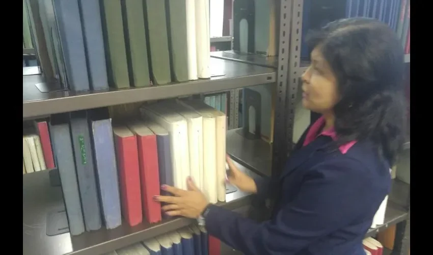 Alemán, a pesar de su discapacidad visual, administra muy bien la biblioteca. Ser ciega no le impide ponerse metas en la vida.