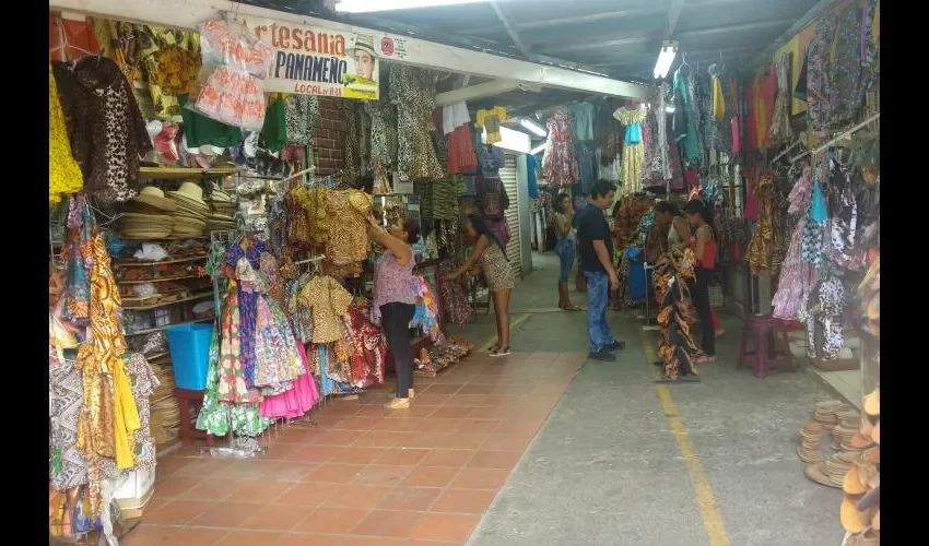 El Mercado de Artesanías es muy visitado a diario, pues hay polleras, sombreros típicos, molas y más .  FOTO: ROBERTO BARRIOS