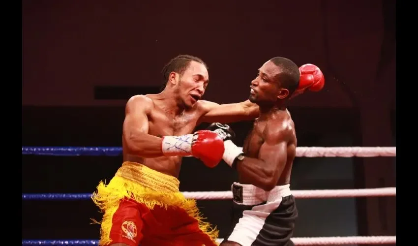 Daniel Moreno (izq.) siempre mantuvo su ataque sobre Fernando Martínez Anayansi Gamez