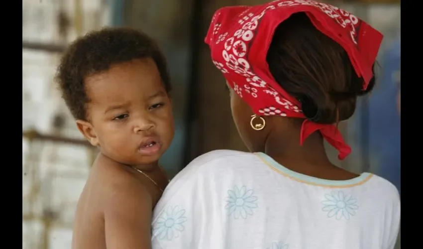 Una característica de las mujeres de la etnia negra es su preferencia por vívidos colores en su vestuario. Policromía, tal como es el trópico.