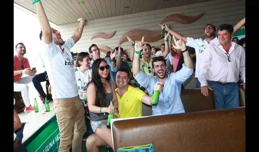 Estos fanáticos "merengues" brindaron y gritaron hasta más no poder por la victoria de su equipo. Anayansi Gamez