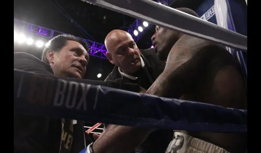 Roberto Durán (izq.) y Shane Mosley no pudieron lograr el objetivo. fightnews.com