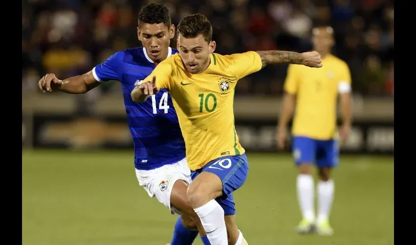 El brasileño Lucas Lima evade la marca del panameño Valentín Pimentel.