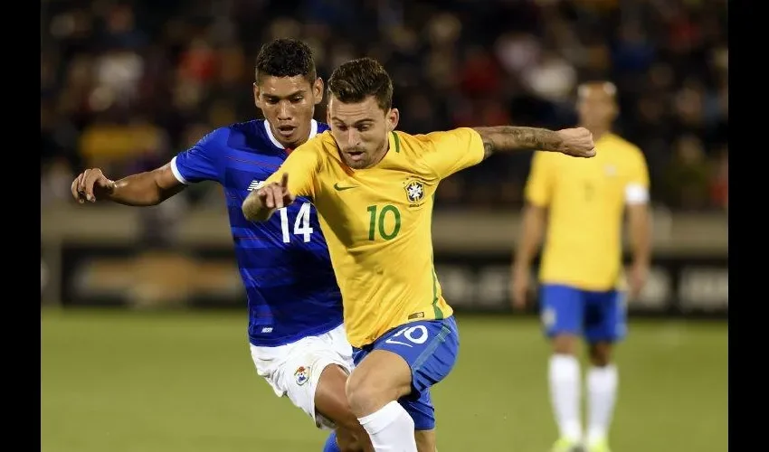 El brasileño Lucas Lima evade la marca del panameño Valentín Pimentel.