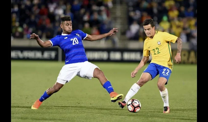 Aníbal Godoy disputa el balón contra Philippe Coutinho. EFE
