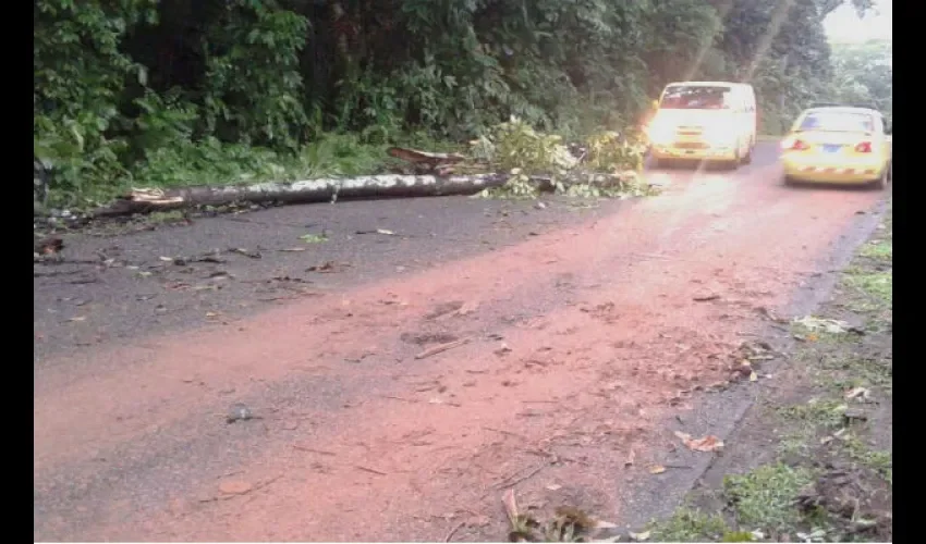 Vía en Colón trancada