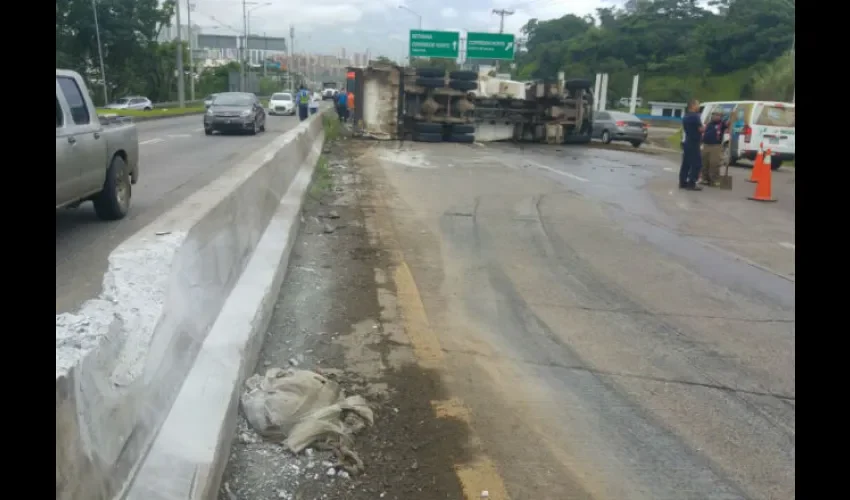 Camión recolector de basura se vuelca en la vía Centenario 