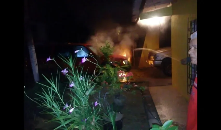 Incendia automóvil en Bocas del Toro