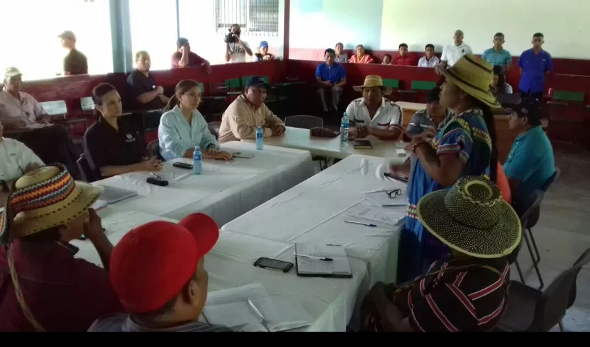 Reunión entre indígenas y vicepresidenta Isabel Saint Malo de Alvarado por Barro Blanco