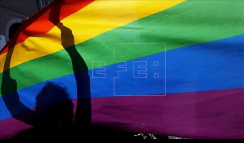 Bandera gay desplegada.