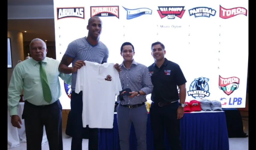 Ernesto Oglivie fue el pique número uno y jugará para los Halcones de Calle P . / Cortesía