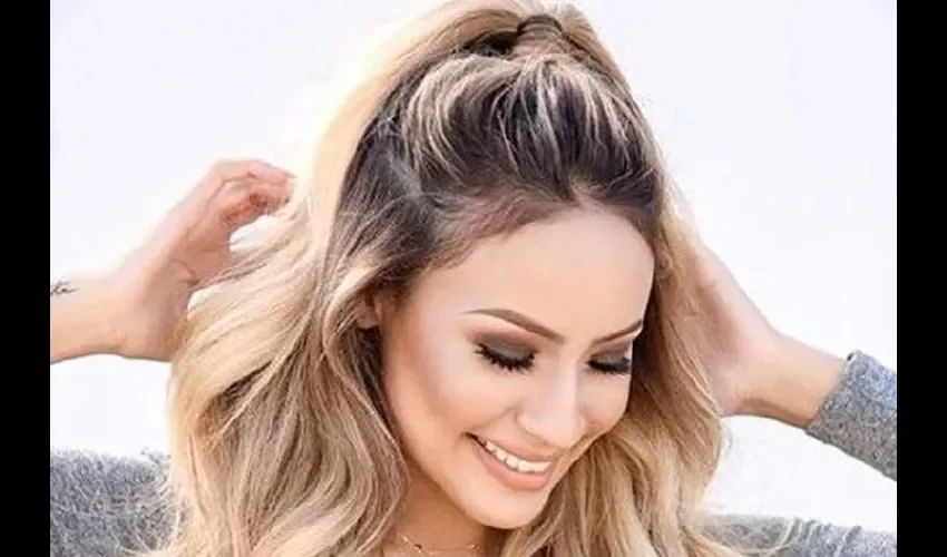 Este "look", básicamente, como podrás observar arriba, es dividir a la mitad el cabello y un recogido, ya sea a media  asta o completo, un estilo bien a lo Ariana Grande o JLO.