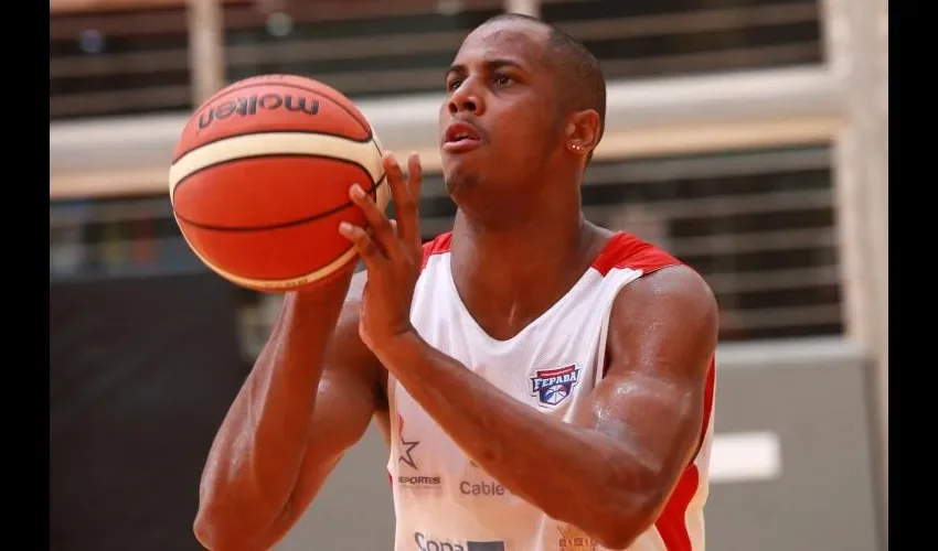 Ernesto Oglivie jugará para los Halcones de Calle P. Anayansi Gamez