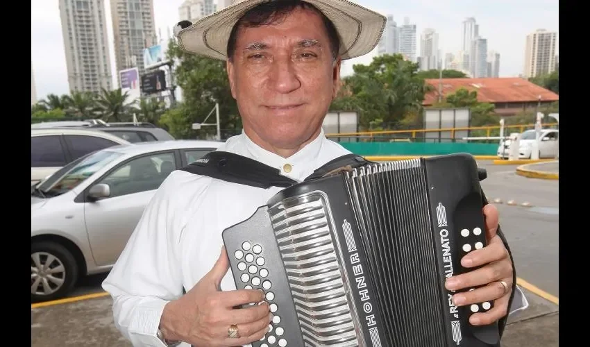 El primer instrumento que tocó Ormelis fue el tambor y su hermano Colaquito, el acordeón. A lo escondido y de manera empírica, Ormelis le fue cogiendo amor a este instrumento.  