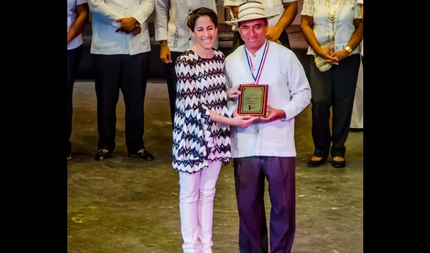 De acuerdo con el acordeonista, en este concierto por sus 50 años de vida artística se rendirá homenaje a la tamborera. 