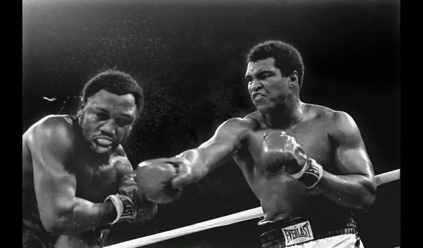 La leyenda del boxeo mundial, el estadounidense Muhammad Ali, dejó un legado no solo dentro de los cuadriláteros, sino también fuera de los mismos. AP