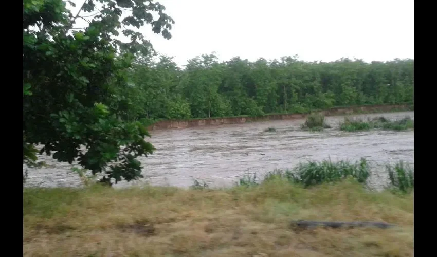 Río se sale de su cauce. Foto: Cortesía