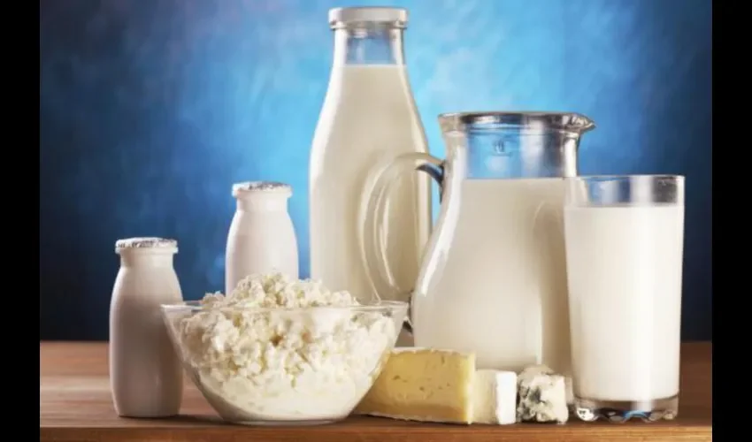 Cambia aderezos comerciales por salsas caseras a base de yogur natural o queso crema, alimentos derivados de la leche con gran contenido en calcio.