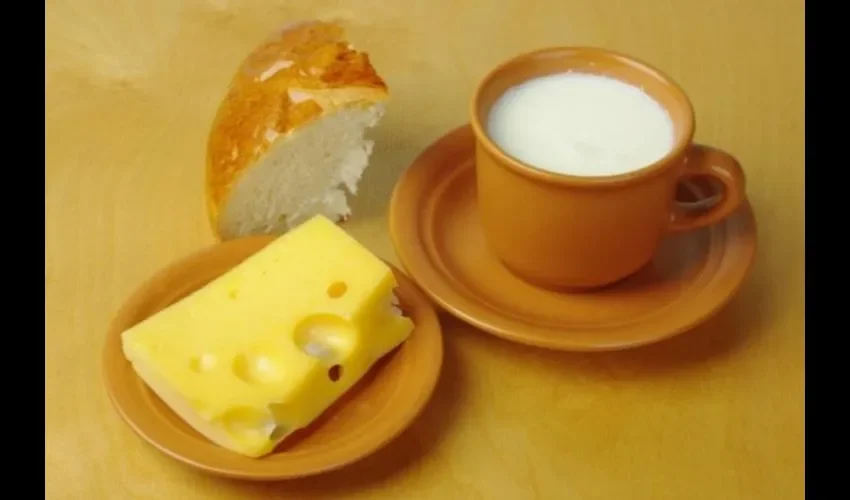 Consume pescados sin retirar sus espinas, por ejemplo, sardinas, anchoas o caballa enlatada, cuyo espinazo rico en calcio puede desintegrarse y formar parte de una ensalada o una empanada sin problemas.