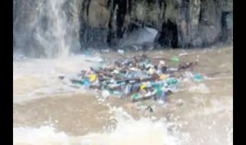 El alcalde dijo que tiene personal permanente en la Alcaldía haciendo limpieza.