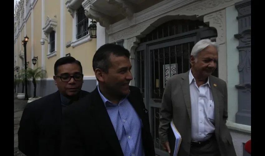 9 de junio de 2016.  Sidney Sittón y Rogelio Cruz, abogados de Ricardo Martinelli acudieron a la Cancillería para advertir que la solicitud de extradición y detención de su cliente es "ilegal" , ya que el proceso que sigue la Corte Suprema de Justicia (CSJ) es nulo por que no ha sido condenado o imputado por delito alguno.                                                 Victor Arosemena /  Panamá América