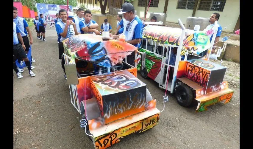 El ingenio de los estudiantes los llevó a crear estos 'diablos rojos'. Fotos: Jesús Simmons