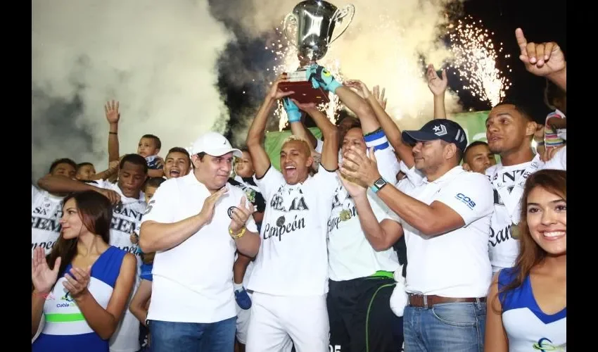 Leopoldo Lee, timonel del Santa Gema, ha sido dos veces campeón en la máxima categoría.