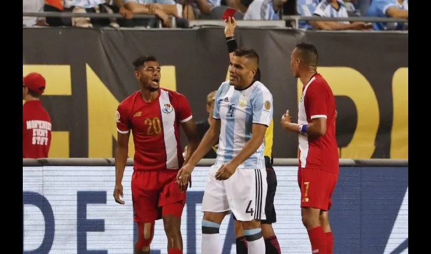 Momento en el que Aníbal Godoy (izq.) recibe la tarjeta roja, luego de las dos amarillas. EFE