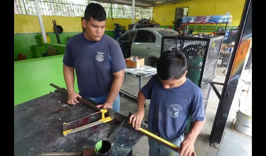 Los estudiantes reciben conocimientos en carreras técnicas para que estén listos para el mercado laboral del país.