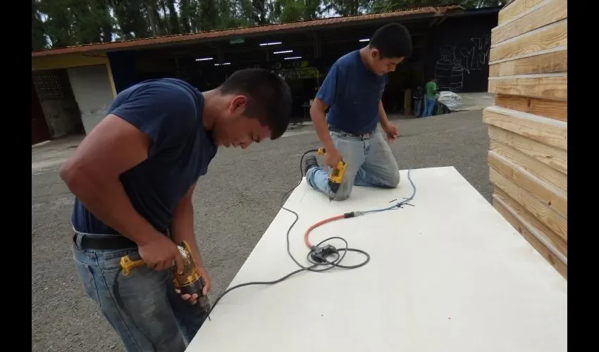 Se autogestionan con trabajos y productos que confeccionan los estudiantes con ayuda de sus profesores.