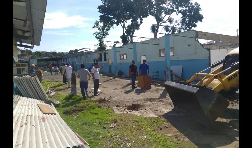 Hombres, aproximadamente, trabajan dando mantenimiento a un tanto más de 100 planteles.