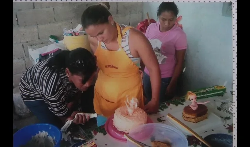 Las estudiantes captaban cada detalle. La profesora regaló tres estufas a sus alumnas que no la tenían. Fotos: Roberto Barrios  