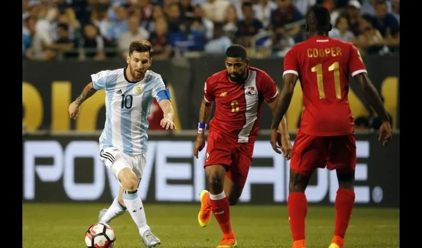 Lionel Messi avanza ante la marca de 'Gavilán' Gómez. Foto: EFE