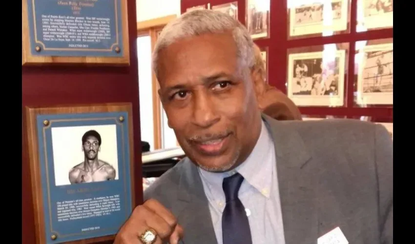 Zapata muestra su anillo del Salón de la Fama. Pandeportes