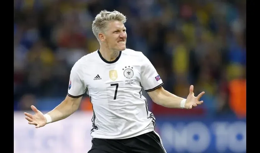 Bastian Schweinsteiger celebra su gol de ayer en la victoria de Alemania. AP